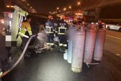 快訊/天雨路滑？滿載瓦斯桶小貨車翻覆　占用國道1號北向35公里2車道