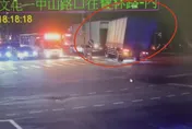 聯結車過彎太猛瓶裝水掉滿地　波及路旁1汽車2機車