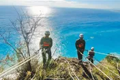 工人變身「蜘蛛人」吊掛邊坡清土石　蘇花公路下午5時有望搶通