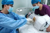 被「蔡政府健保放棄」的罕病女童赴陸治療　今回台過年與家人團聚