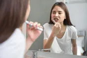 想要一口亮白牙齒？網議5大「害牙齒變黃地雷食物」！咖啡、咖哩皆上榜