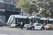 今年第一撞！高雄輕軌又出事了　女行員綠燈右轉「砰」剛好撞上