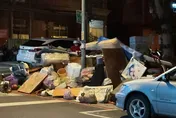 婚紗照丟路邊垃圾堆　還跟垃圾車遊街！　網友紛吐槽「就是大型垃圾無誤」