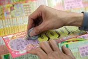 買彩券、刮刮樂中獎撇步來了！把握「黃金時段」下注　幸運色、旺財方位曝