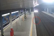 影/這男人太狠了！躍下鐵軌撿菸「被火車撞回月台」　狂轉3圈還活著…差點見上帝