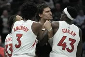 影/NBA全武行！公鹿長人擒抱對手起衝突　「猛力硬扯頭帶」挑釁遭逐出場