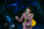 蕭敬騰回來了！現身萬人尾牙「無懼手指小骨裂傷」吉他照彈　嗨到脫剩超薄吊嘎