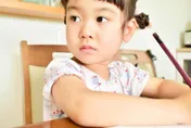 小二女童常發呆...醫見「1詭異情況」驚覺患這病　母淚崩自責：我罵了她3年