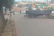 車吞人奪命瞬間曝！7旬翁騎車竟遭砂石車闖紅燈「擦撞＋拖行重輾」　當場無生命跡象