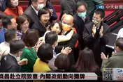 影/綠委搶和蘇貞昌拍畢業照　邱議瑩獻熱情擁抱