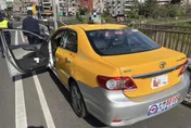 快訊/新北小黃運將拿刀自捅肚子　腸子外露見警喊「快救我！」