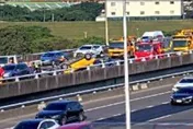 快訊/國1南下31km傳「6車追撞」！計程車翻覆一度回堵10公里　2人送醫急救