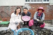 實力派女星不唱了？！　跑到台南當挖蚵仔照片曝光...竟是天后