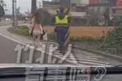 影/感情遇挫傷心裸奔！20歲嫩妹「車燈全開」馬路橫行　「警追在後」幫撿衣服