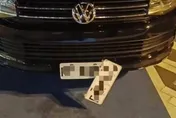 害人收烏龍罰單！跑機場載客用「長尾夾變造車牌」　恐處一年以下徒刑
