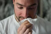 他鼻塞流黃鼻涕3年！就醫一看拖出「死鼠味紗布」臭爆　醫喊「快吐了！」