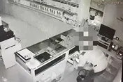影/男子半夜闖入北市通訊行　摸黑搜刮得手10萬元財物