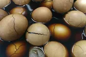 茶葉蛋煮出「這顏色」有毒？食藥署曝變色真相：免驚