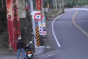 影/台中男不滿超速被拍   掉頭折返「拿石塊砸照相桿」    下場GG了