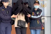 影/圍爐喝沙瓦酒測超標！46歲女酒駕釀2死9傷　「外套遮臉」移送畫面曝