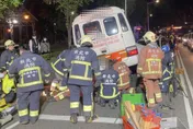 快訊/公車失控衝對向車道撞翻汽機車　機車騎士受困車底多處骨折送醫