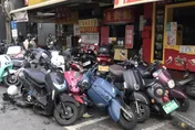 影/台中男駕車失控撞16輛機車！波及1人受傷…他稱「暈眩」肇事