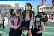 影/初二回娘家大玩「制服趴」！　男女老少同演「翻牆翹課」複刻青春