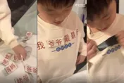 靈感來自Running Man？媽媽為孩子備「拜年戰衣」可撕名牌　網友笑：明年學起來！