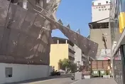 影/當街倒塌片曝光！台中南屯工地鷹架變這樣　殃及摩托車與民宅