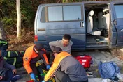失控撞上電線桿！澎湖白沙9人座廂型車出車禍　一車老小癱坐在地待救援