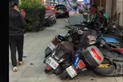 影/移動式神主牌驚悚衝人行道！整排機車猶如「保齡球全倒」　疑當事人回應了