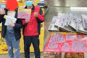 6天連刮2次大紅包！台東年輕男爽中百萬　霸氣老闆獎金疊桌上