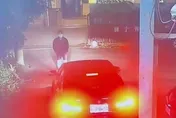 影/不滿羽球館打球太吵！醉男竟肉身擋車帶刀理論　當場遭壓制逮捕