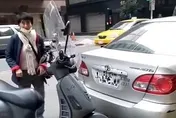 影/空間管理大師？大媽竟把停車格內黃牌重機移開　硬塞愛車「停一起」