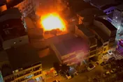 快訊/台中民宅大火！火勢凶猛「夜空遭染紅」　警消救出3人其中1人無生命跡象