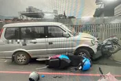 兇猛廂型車生吞機車！新北女駕駛車速失控輾爆6機車　3騎士受傷送醫