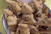 實現「雞屁股」自由？女子為招待客人在外購買椒麻雞　打開一看雞肉只有2塊...雞屁股有23塊
