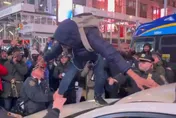 影/美5警毆死非裔男影片公佈引怒火　時代廣場示威暴動警車遭砸