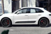 快訊/過年飆車飆太爽？保時捷馬肯自撞安全島翻覆　駕駛受傷送醫