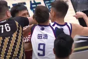 快訊/諧咖互毆！PLG爆發年後最嚴重衝突　吳家駿挑釁手勢竟「兩罰不進」成小丑