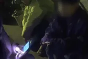 失智父外出忘回家路！攜兒寒風苦蹲3hrs　冷到皮皮剉大哭…暖警路過助返家