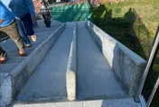 這「無障礙坡道」滑下去恐沒命！　網看傻眼：人生重來溜滑梯