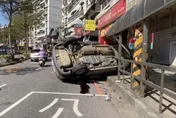 基隆6旬男失控自撞分隔島飛對向　驚悚畫面曝！休旅車慘變3輪
