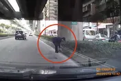 巡邏見馬路滿地上萬元鈔票　新北警沿路撿錢找到失主物歸原主