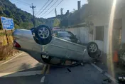 快訊/汐止小客車自撞翻車　車上2人受困女駕駛多處擦傷送醫