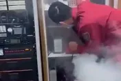 影/打火兄弟隊部也遭祝融！電動油壓剪電池充電突起火　值班室白煙瀰漫