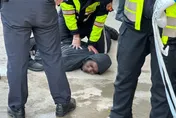 影/豐原住宅清晨火警！現場「有煙無火」　1男外勞想落跑被送醫