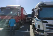 快訊/貢寮台二線傳離奇追撞！拖板車硬生生卡兩大車中間　北向全線封閉