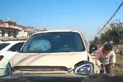 影/太貴賠不起？白色轎車突失控衝撞對向　老太太下車看到「奧迪」秒昏倒
