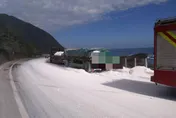 貢竂下雪？貨物未綁好石灰粉灑滿地　台二線呈白雪夢幻世界